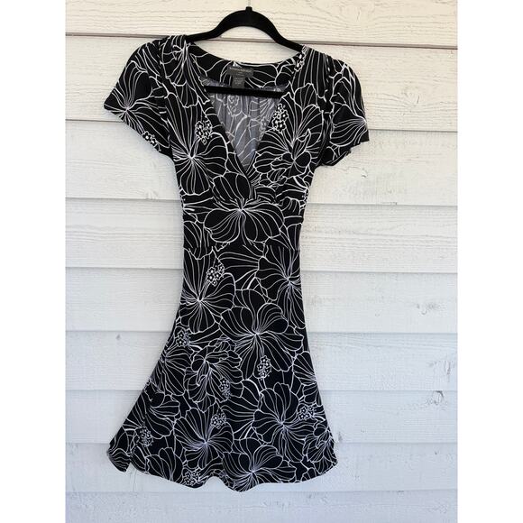 Banana Republic Black White Floral Wrap Dress Size Small Stretch Fit & Flare - Picture 2 of 7